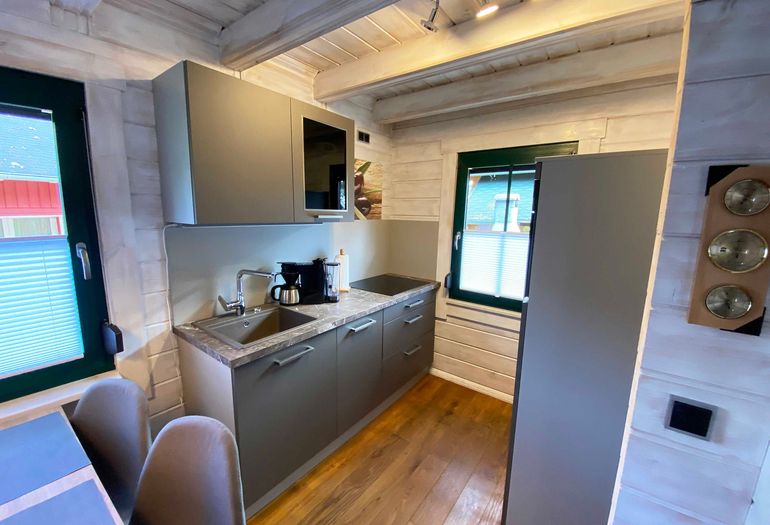 Küchenzeile mit allem was benötigt wird