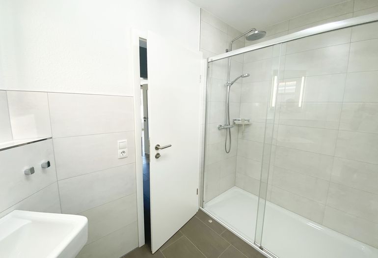 Badezimmer mit Waschbecken und WC