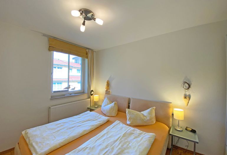 Schlafzimmer mit Doppelbett