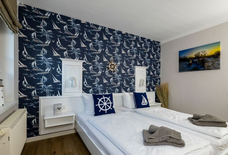Schlafzimmer mit Kleiderschrank