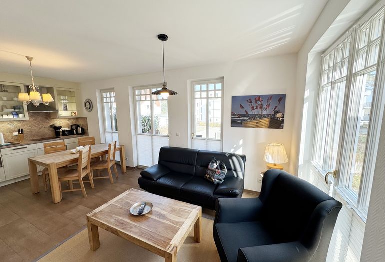 gemütliches Wohnzimmer mit Couch