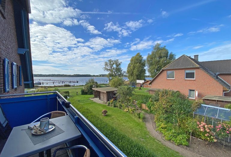 bestuhlter Balkon mit Blick ins Grüne