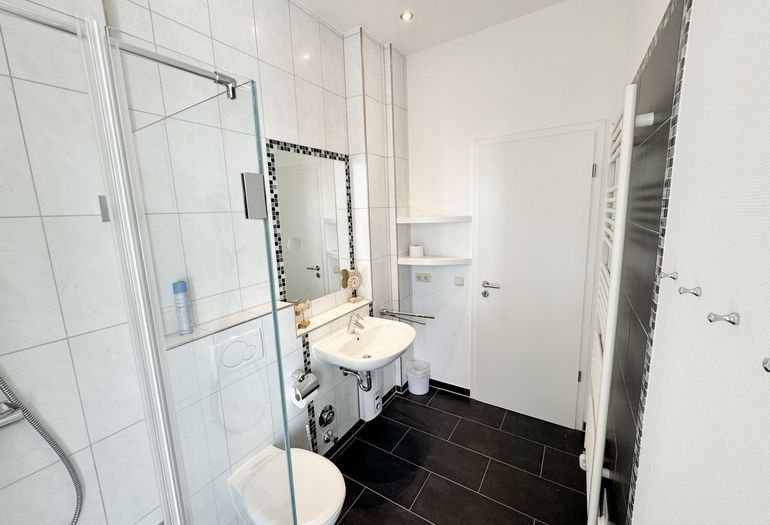 Badezimmer mit Waschplatz