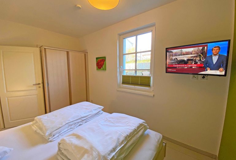 1. Schlafzimmer mit TV