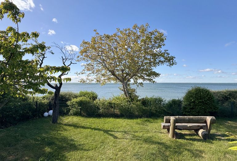 Ausblick auf das Meer von der Wiese
