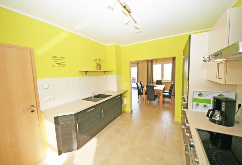 sehr geschmackvolle und moderne Küche