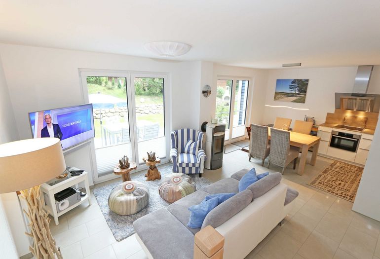 Wohn-/ Essbereich mit TV und Kamin