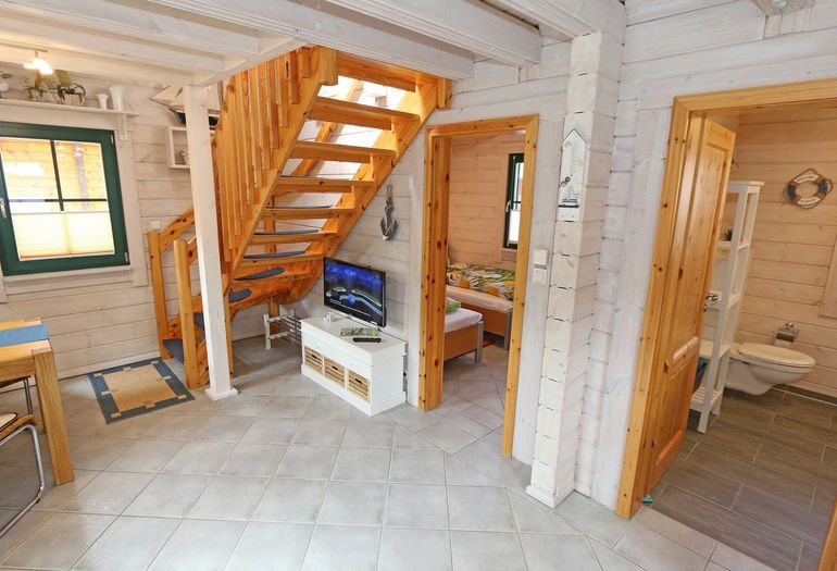 Flur mit Treppe ins Obergeschoss