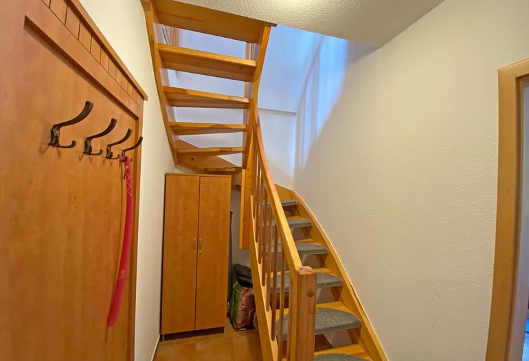 Flur mit Garderobe und Treppe zum Obergeschoss