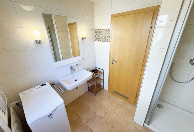 Tageslichtbad mit Waschmaschine Tageslichtbad mit Waschmaschine