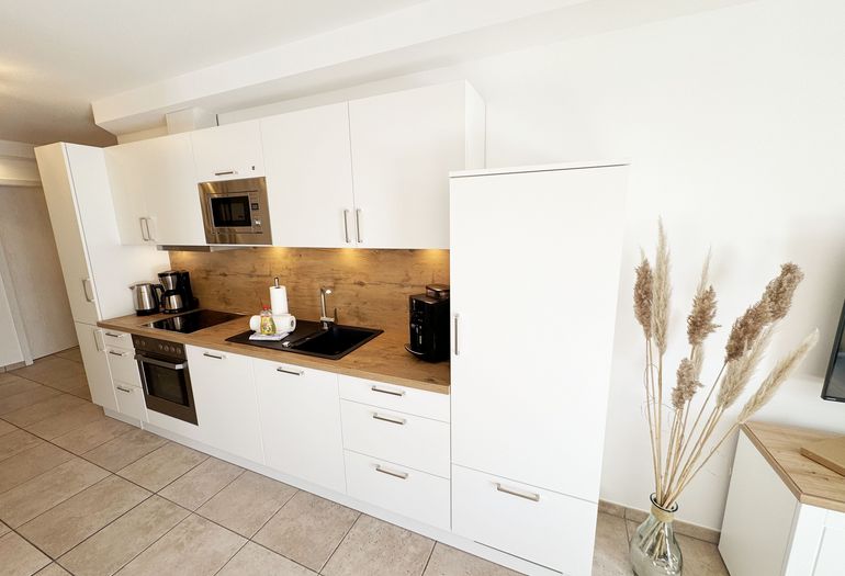 Küchenzeile mit modernen Küchengeräten Küchenzeile mit modernen Küchengeräten