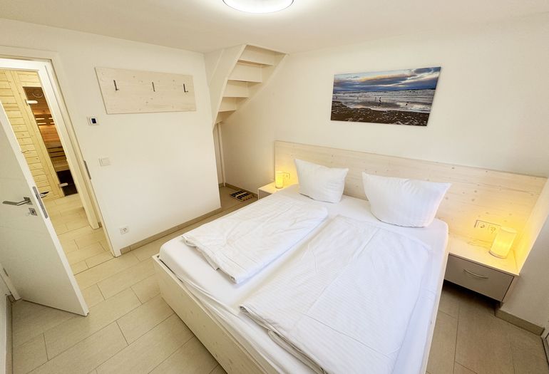 3.Schlafzimmer mit Doppelbett und Garderobe