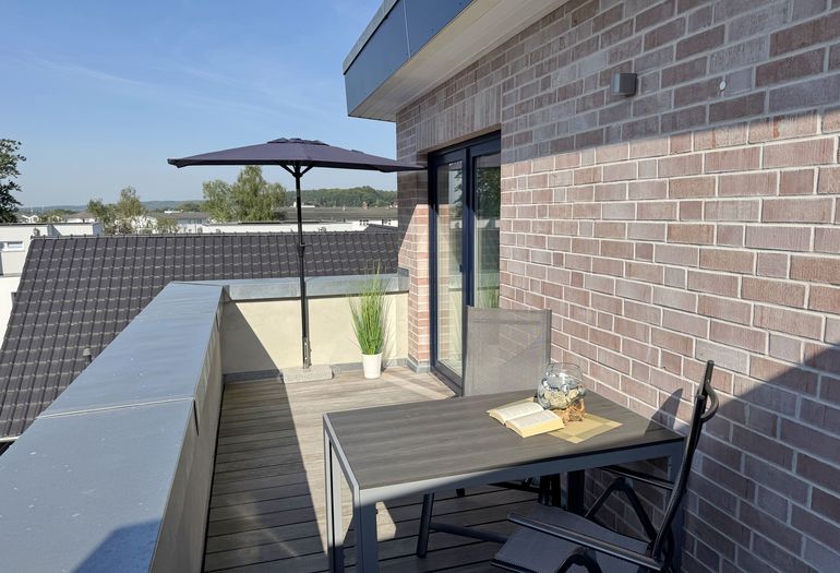 bestuhlter Balkon mit Süd-/Westausrichtung