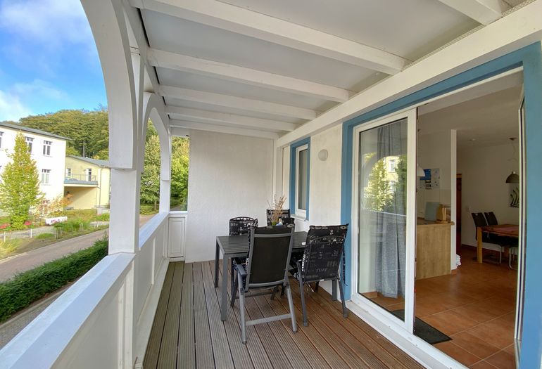 bestuhlter Balkon mit Blick ins Wohnzimmer