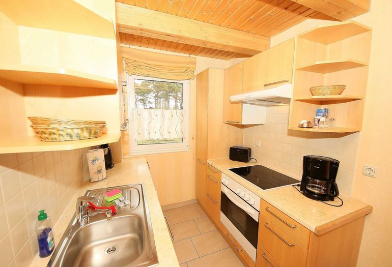 Küchenzeile mit Backofen