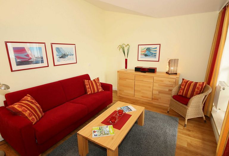 Wohnbereich mit Kommode und Radio Wohnbereich mit Kommode und Radio