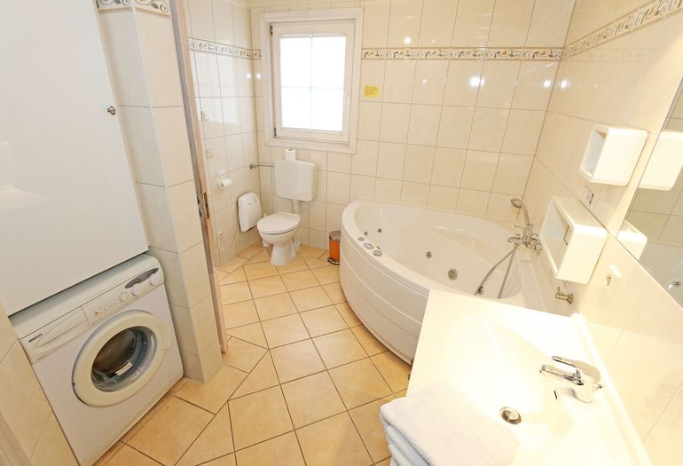 Ferienhaus Sandkörnchen - auch eine Waschmaschine ist im Bad vorhanden