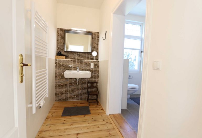 Badezimmer mit Waschbecken Badezimmer mit Waschbecken