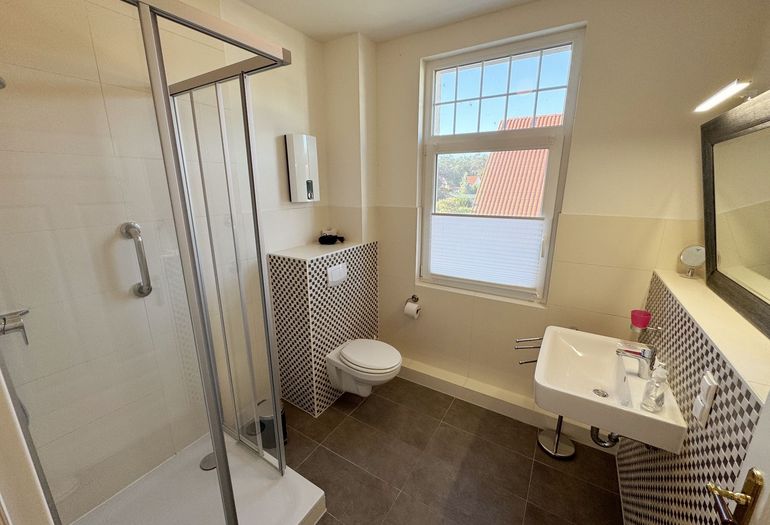 Badezimmer mit Dusche und WC
