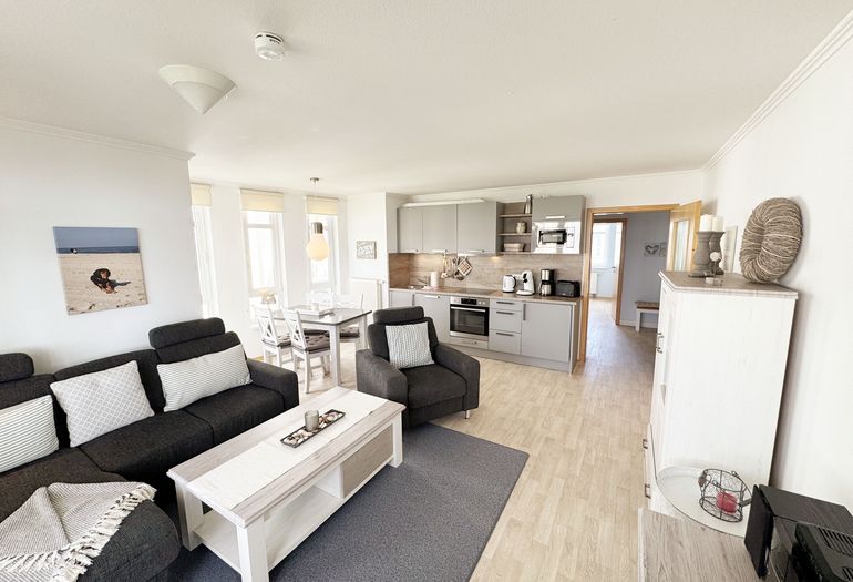 Wohnbereich mit Küchenzeile und Essbereich