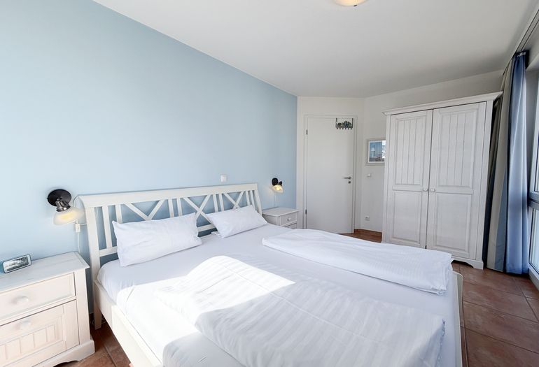 Schlafzimmer mit Doppelbett und Kleiderschrank Schlafzimmer mit Doppelbett und Kleiderschrank