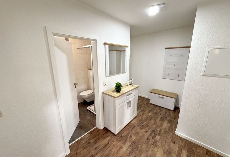 Flurbereich mit Blick ins Badezimmer Flurbereich mit Blick ins Badezimmer