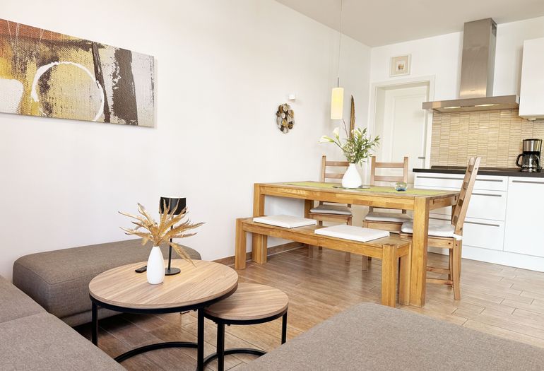 Blick von der Couch auf die moderne Küchenzeile