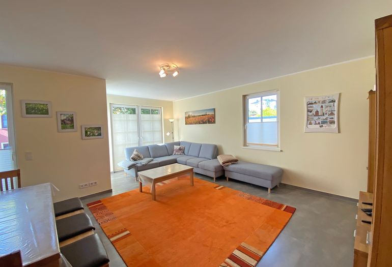 großes Wohnzimmer mit Couch großes Wohnzimmer mit Couch