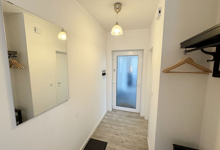 heller Flurbereich mit Garderobe