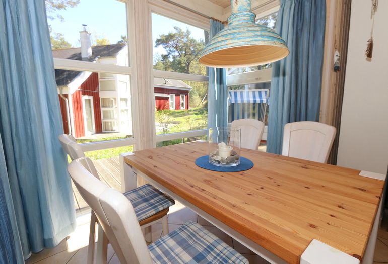 Ferienhaus Sandkörnchen - vom Esstisch schauen Sie auf den Strandpark