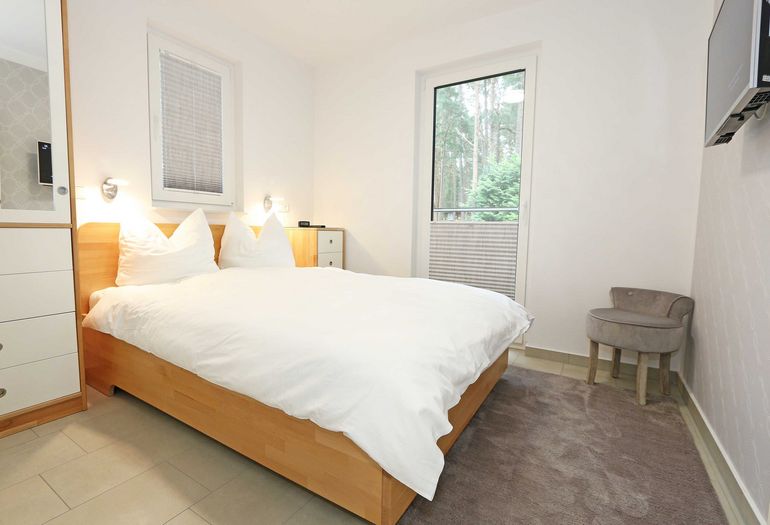 1. Schlafzimmer mit Doppelbett und TV