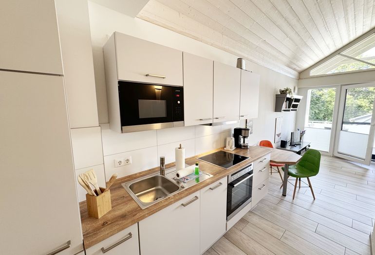 moderne Küchenzeile mit diversen Küchenutensilien