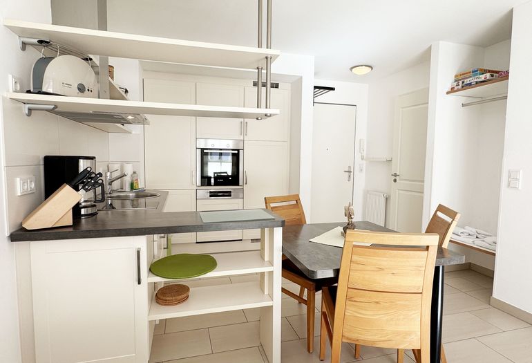 Küchenzeile mit diversen Küchenutensilien