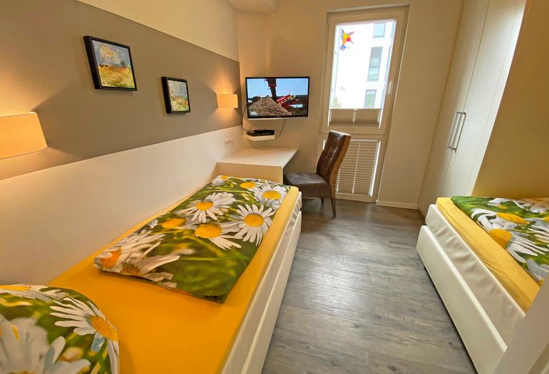 2. Schlafzimmer mit Schreibtisch 2. Schlafzimmer mit Schreibtisch