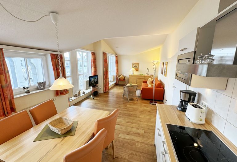 Küchenzeile mit Blick zum Wohnbereich