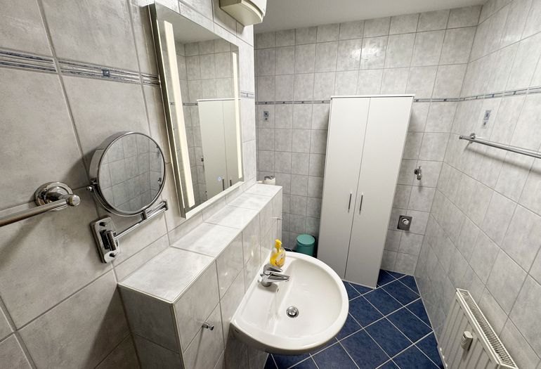 Badezimmer mit Waschbecken Badezimmer mit Waschbecken