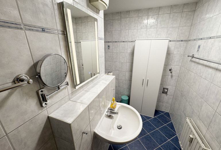 Badezimmer mit Waschbecken