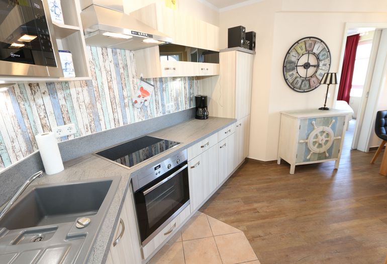 Küchenzeile mit Backofen