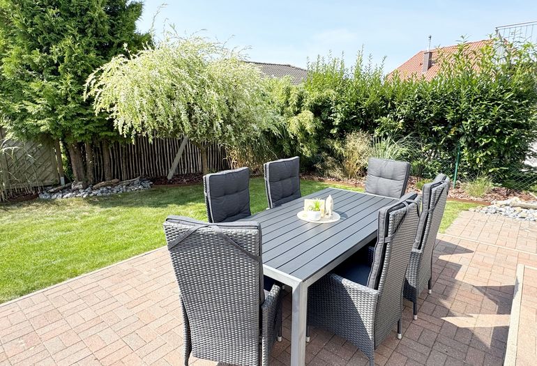 bestuhlte Terrasse (Süd) mit bequemen und verstellbaren Terrassenstühlen