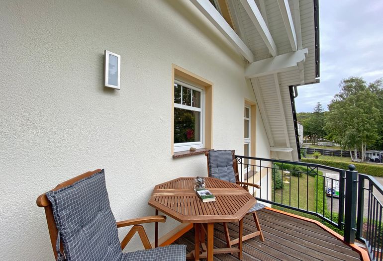 bestuhlter Balkon lädt zum Entspannen ein bestuhlter Balkon lädt zum Entspannen ein