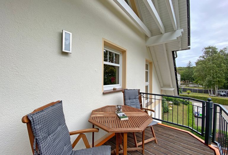 bestuhlter Balkon lädt zum Entspannen ein bestuhlter Balkon lädt zum Entspannen ein