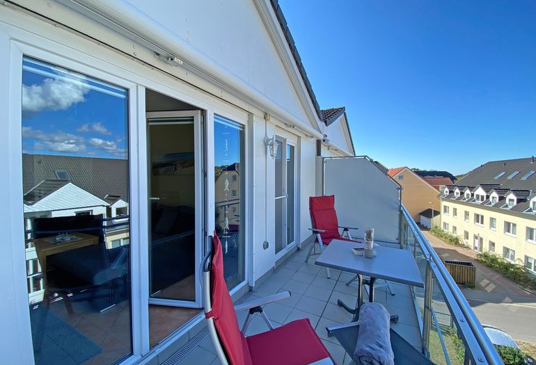 bestuhlter Balkon in ruhiger Lage