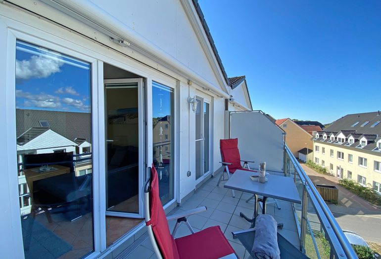 bestuhlter Balkon in ruhiger Lage
