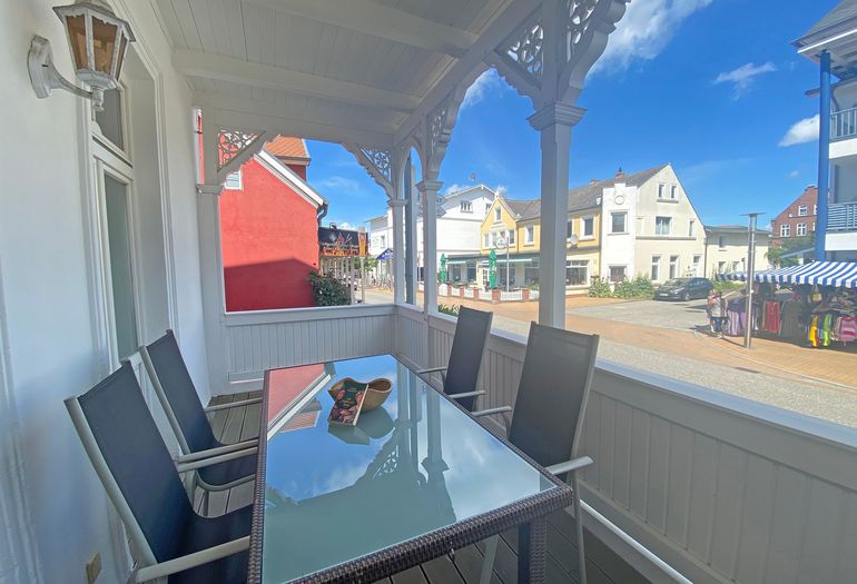 bestuhlter Balkon mit viel Platz