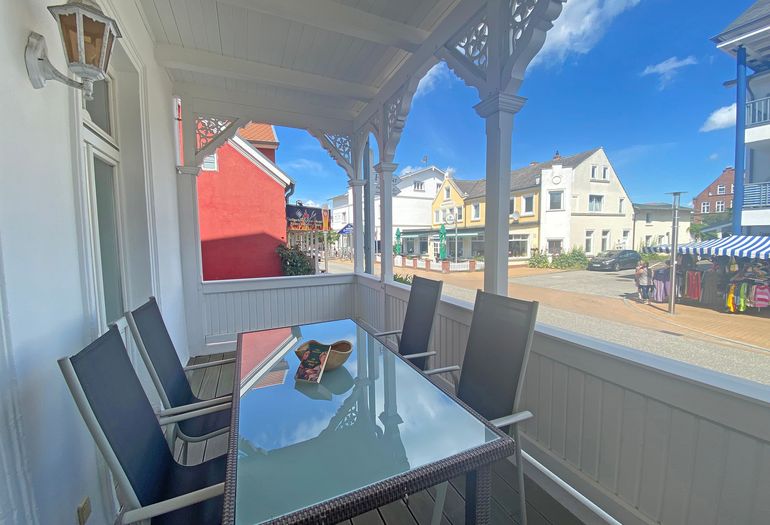 bestuhlter Balkon mit viel Platz