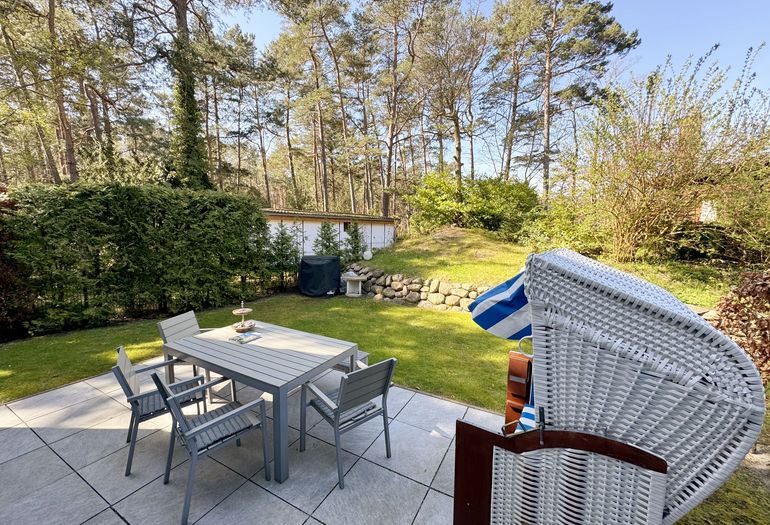 Ferienhaus Blaue Welle - große bestuhlte Terrasse mit Strandkorb