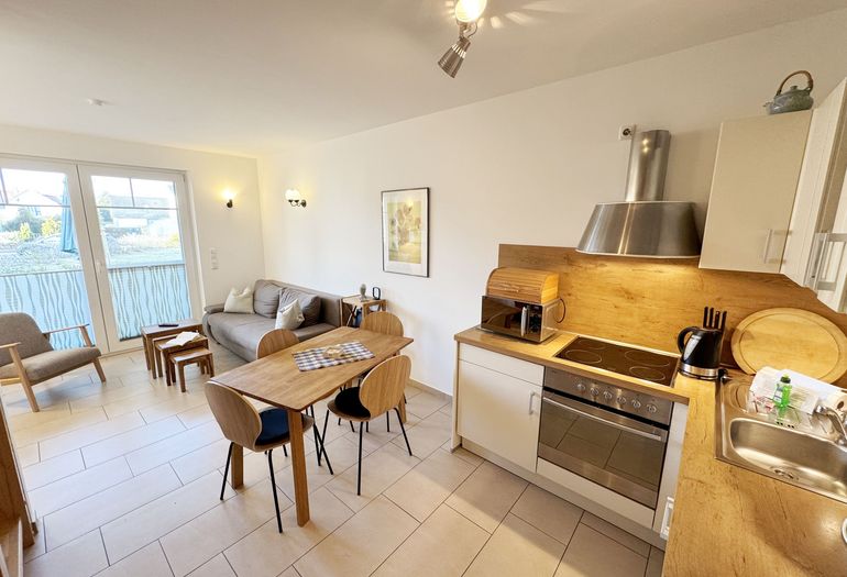 Küchenzeile mit modernen Küchengeräten