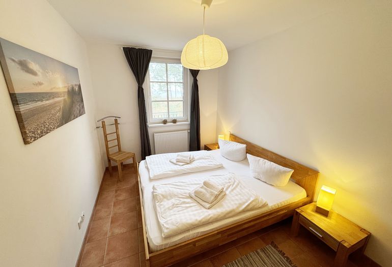 Schlafzimmer mit Doppelbett