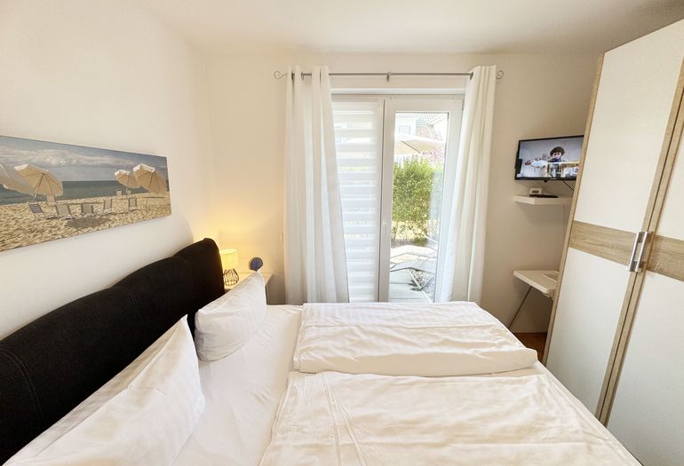 1.Schlafzimmer mit Doppelbett und Kleiderschrank