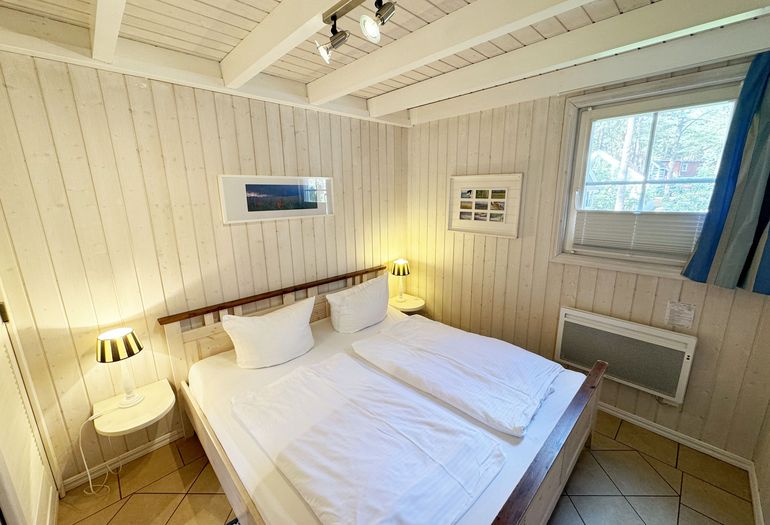 Ferienhaus Sandkörnchen - 1. Schlafzimmer mit Doppelbett Ferienhaus Sandkörnchen - 1. Schlafzimmer mit Doppelbett